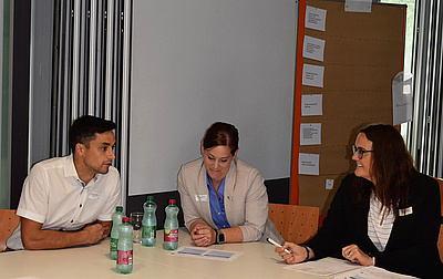 Kunststoffverpackungen kreislauffähig zu machen beschäftigt auch die Lebensmittelbranche. V.l.: Matthias Weinmüller (Top Team Zentraleinkauf), Alexandra Holzmann (Vivatis Holding) und Heidrun Hochreiter (Managerin Lebensmittel-Cluster)